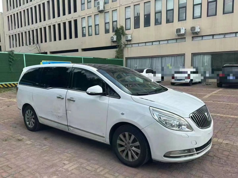 青岛13年别克GL82