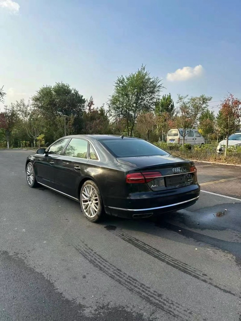 济宁16年奥迪A8L8