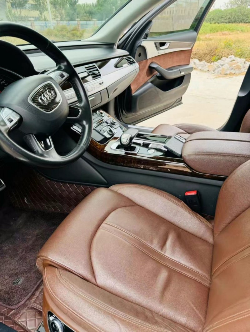 济宁16年奥迪A8L8