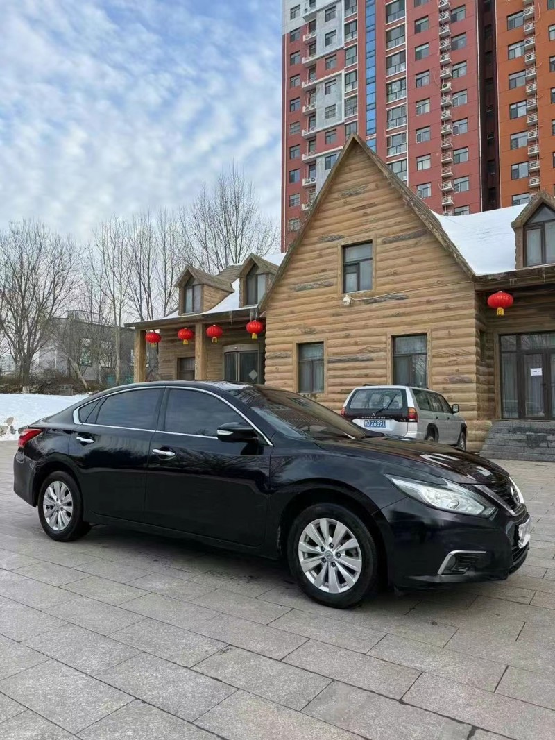 保定18年日产天籁3