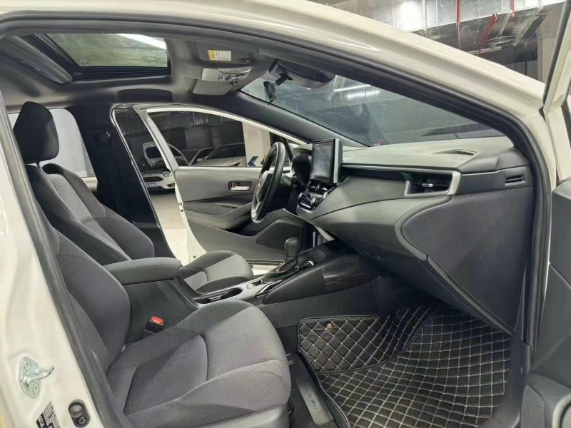 成都23年丰田雷凌8