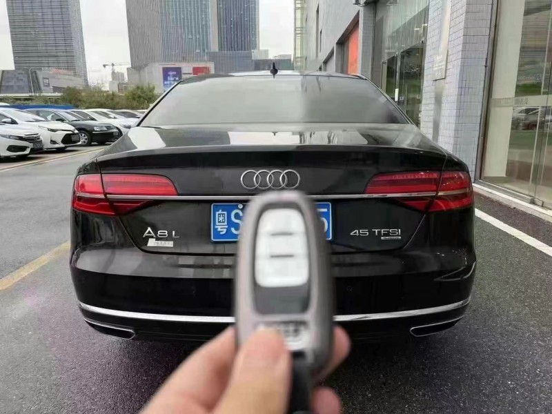 广州17年奥迪A8L9