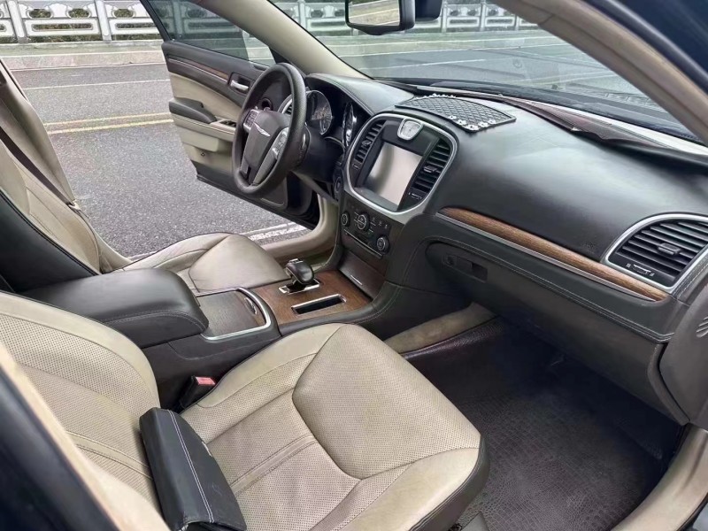 青岛13年克莱斯勒300C8