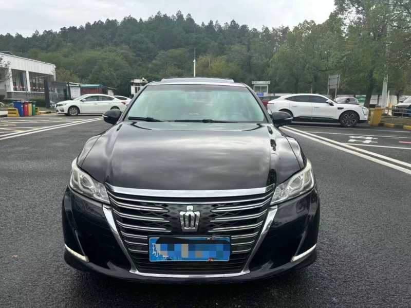 济宁16年丰田皇冠1