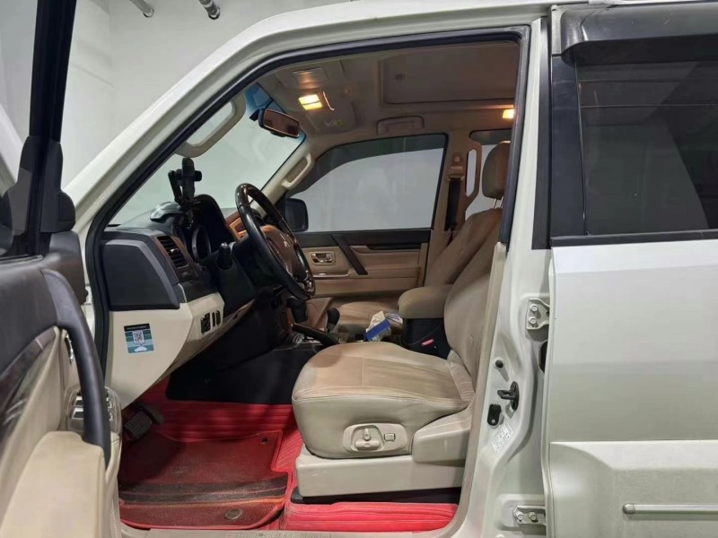 保定19年三菱帕杰罗5