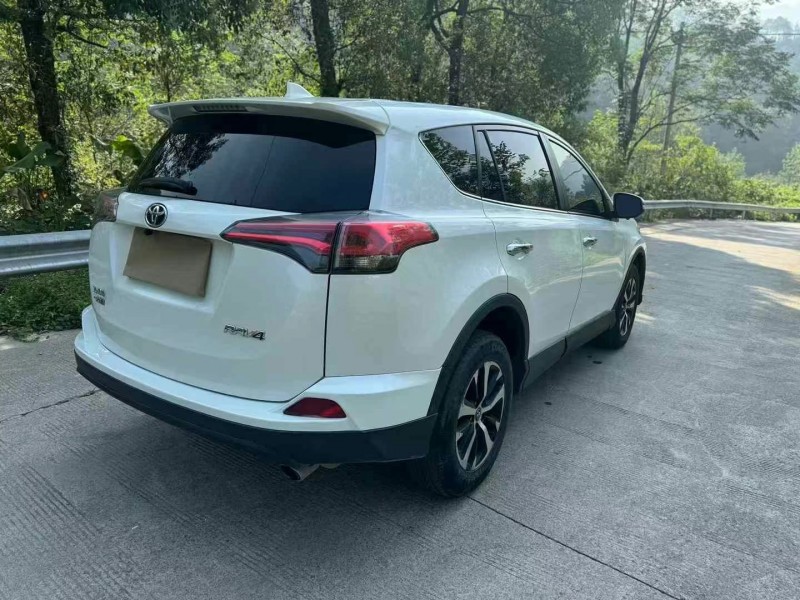 成都18年丰田RAV45