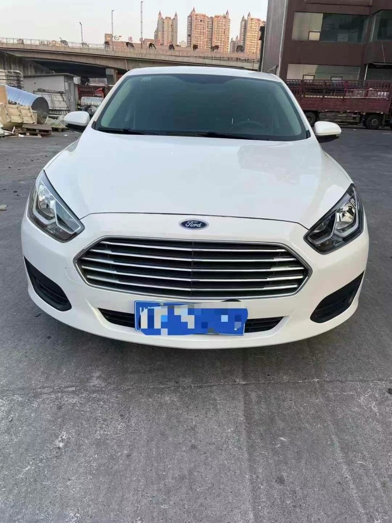 成都18年福特福睿斯1