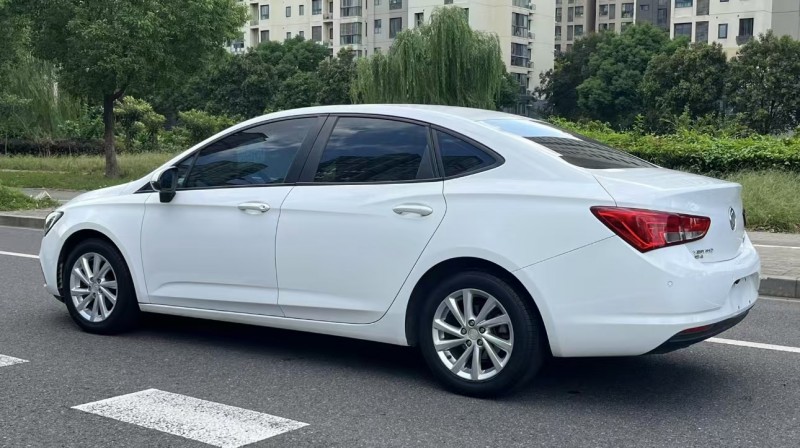 济宁18年别克威朗8