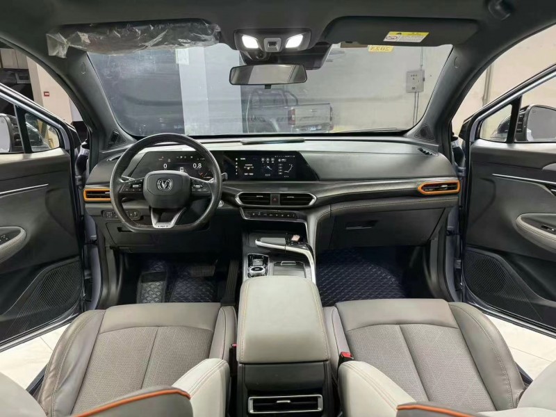 成都21年长安汽车UNI-T8