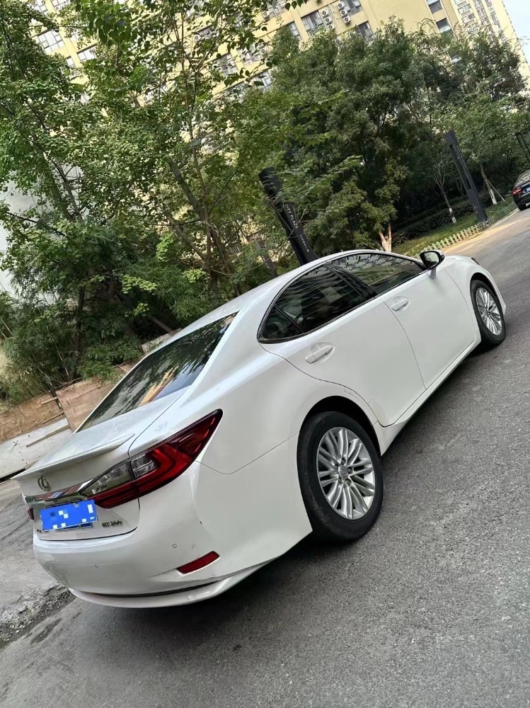 成都17年雷克萨斯ES8