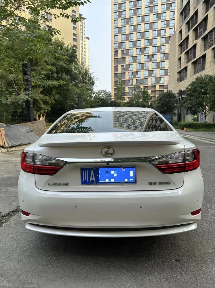 成都17年雷克萨斯ES9