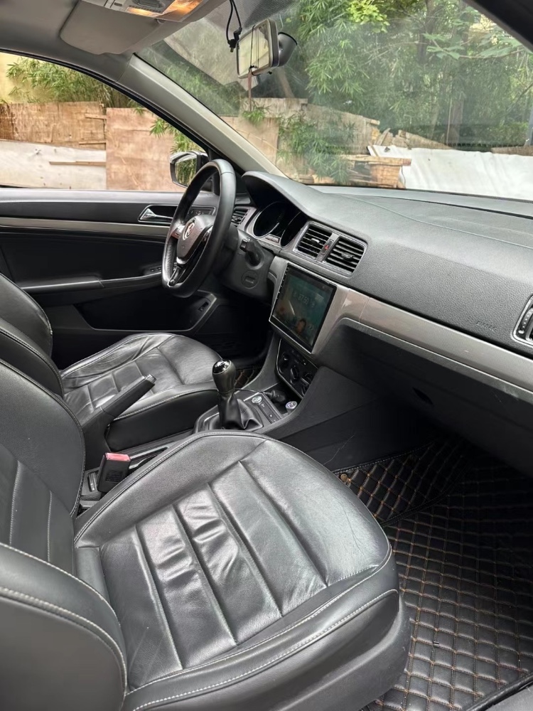 成都17年大众朗逸4