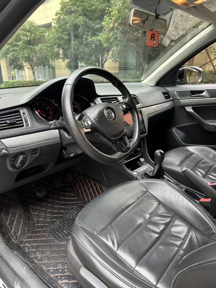 成都17年大众朗逸5