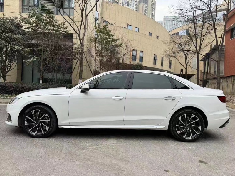 成都22年奥迪A4L3