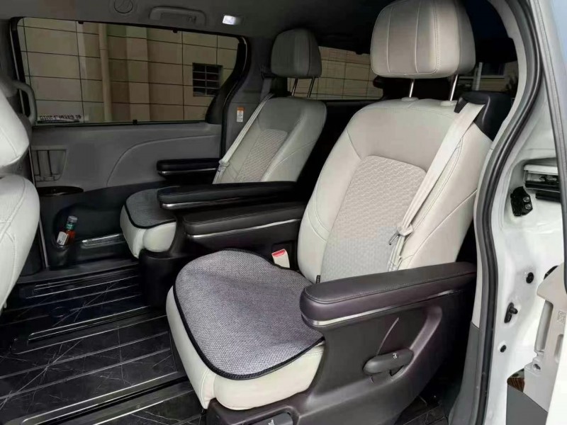 保定17年丰田塞纳4