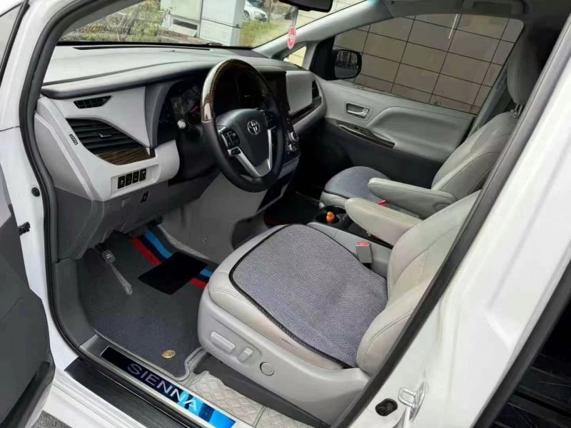 保定17年丰田塞纳7