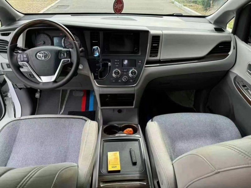 保定17年丰田塞纳9