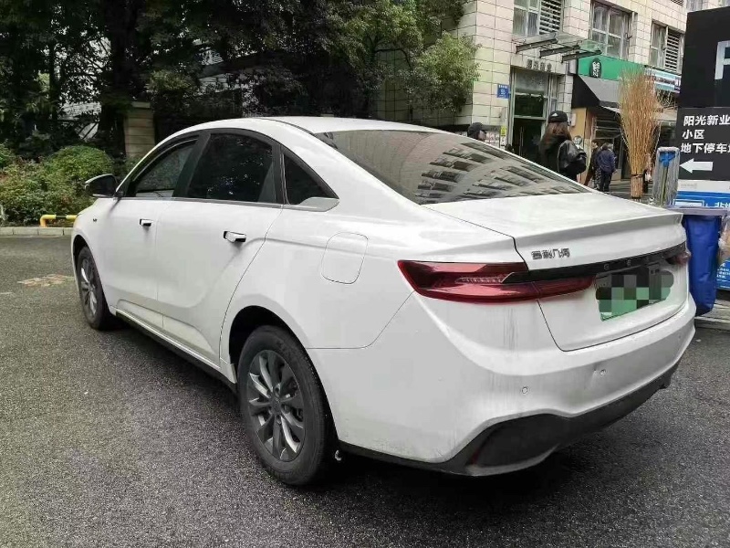 成都24年吉利几何7