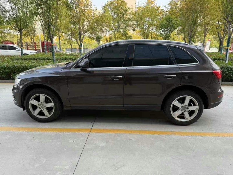 济宁16年奥迪Q58