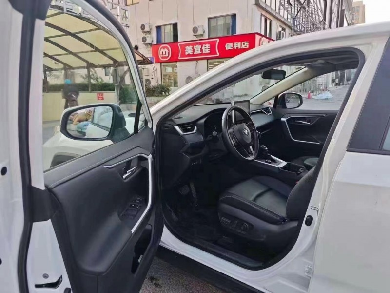泰安23年豐田RAV4榮放7