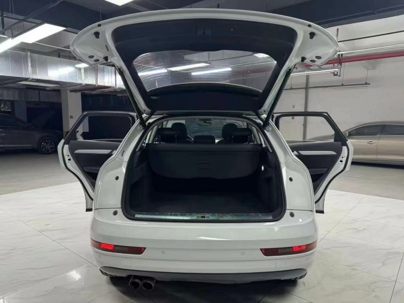 成都18年奥迪Q38