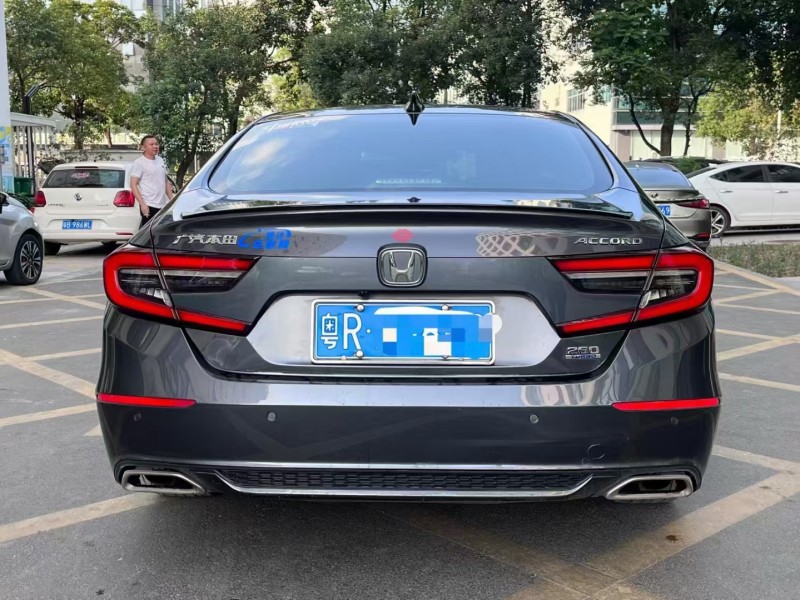 深圳22年本田雅阁8