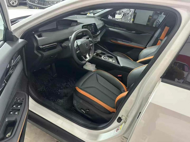 成都24年长安汽车UNI-V4