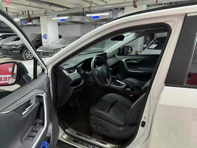 成都22年丰田RAV4荣放5