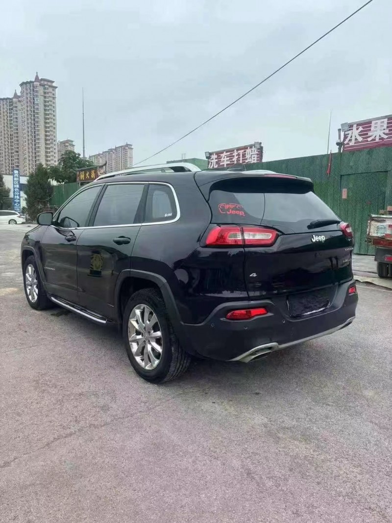 菏澤17年Jeep自由光8