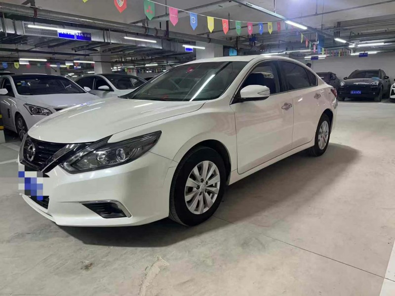 成都18年日产天籁3