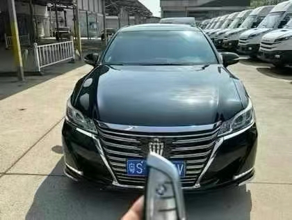 武汉17年丰田皇冠1