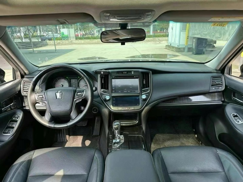 武汉17年丰田皇冠4