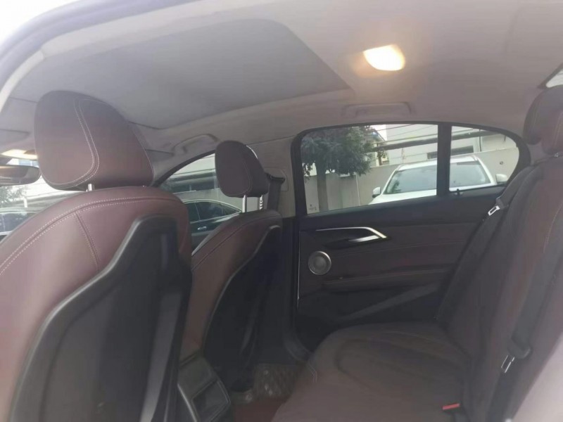 保定23年宝马1系8