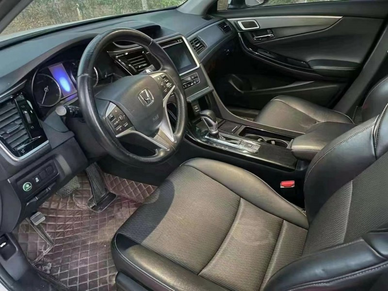 济宁18年本田思铂睿8