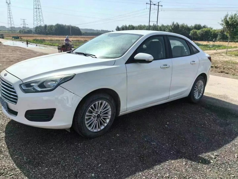 保定18年福特福睿斯2