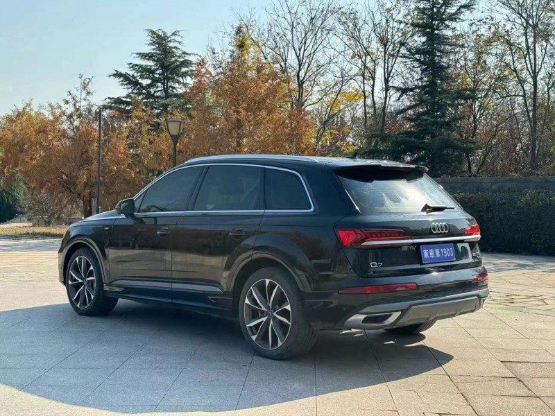 青岛22年奥迪Q74