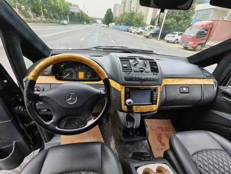 武汉17年奔驰威霆4