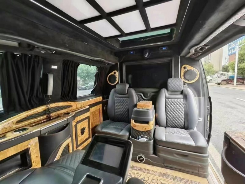 武汉17年奔驰威霆6