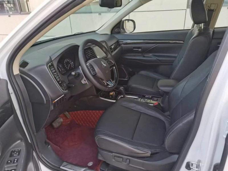 保定18年三菱欧蓝德8