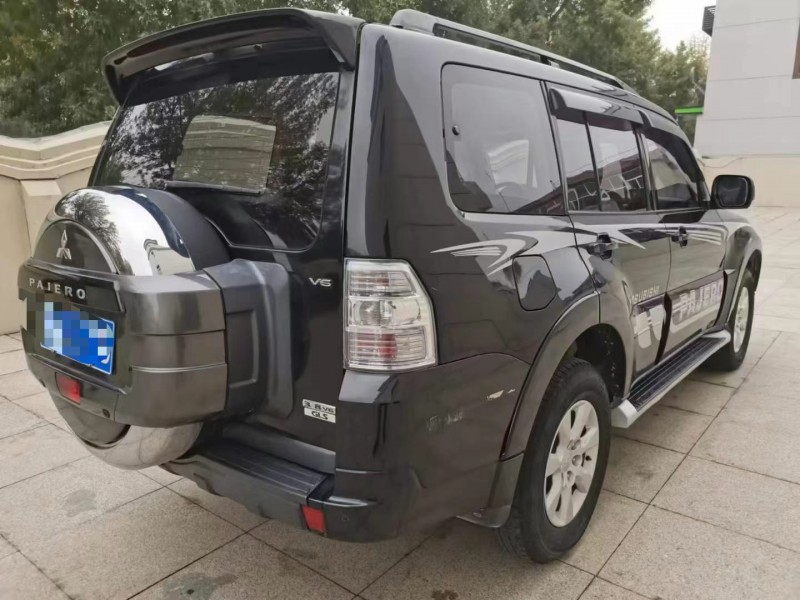 保定16年三菱帕杰罗4