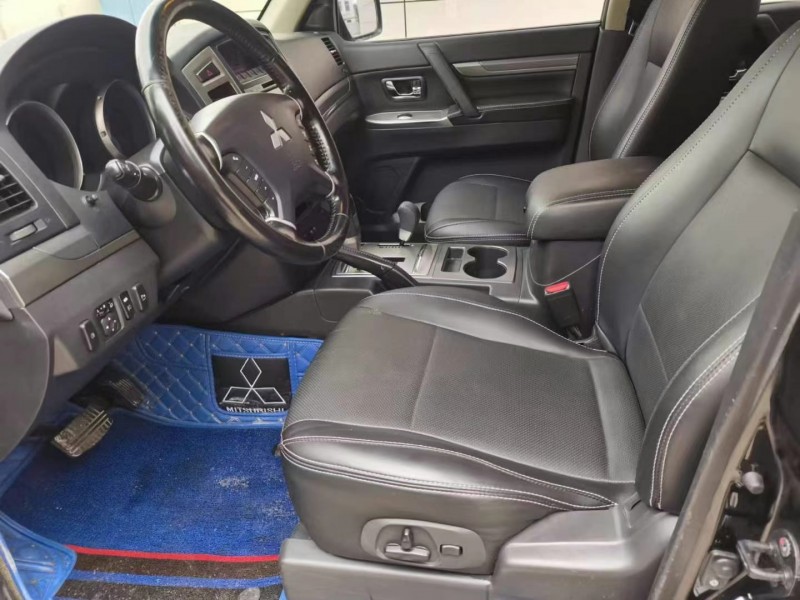 保定16年三菱帕杰罗8