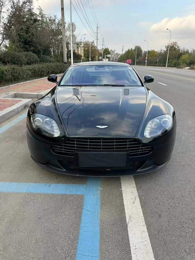 青岛19年阿斯顿·马丁Virage1