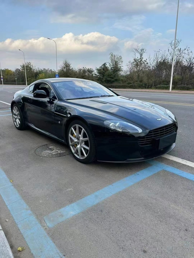 青岛19年阿斯顿·马丁Virage2