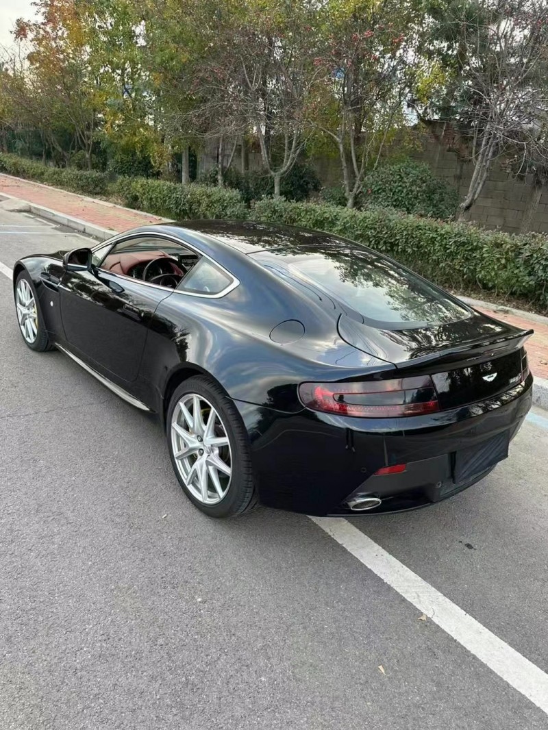 青岛19年阿斯顿·马丁Virage8