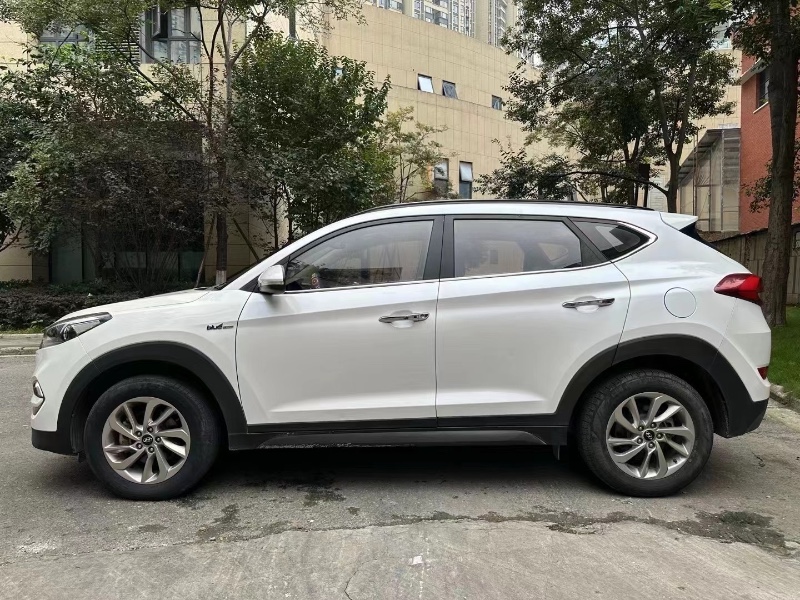 成都16年现代途胜3