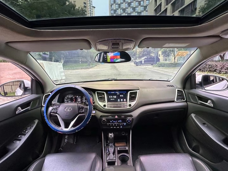 成都16年现代途胜5