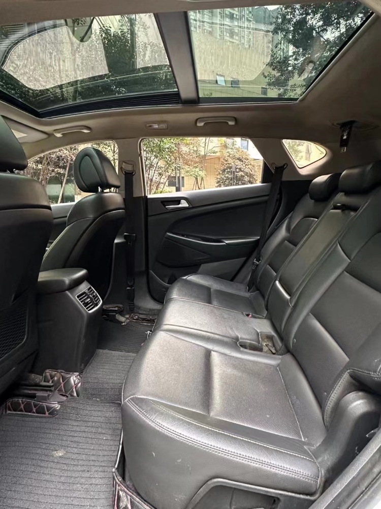 成都16年现代途胜7