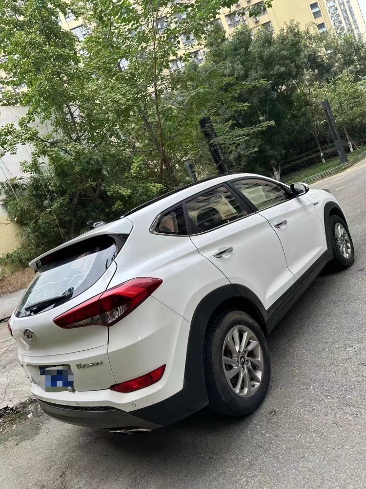 成都16年现代途胜8