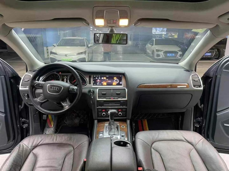 成都15年奥迪Q78