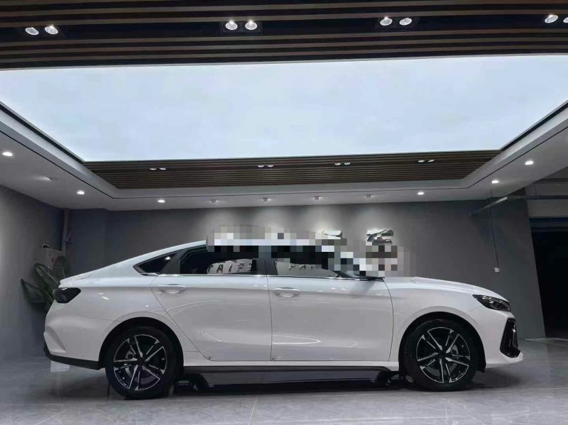 成都23年吉利缤瑞8